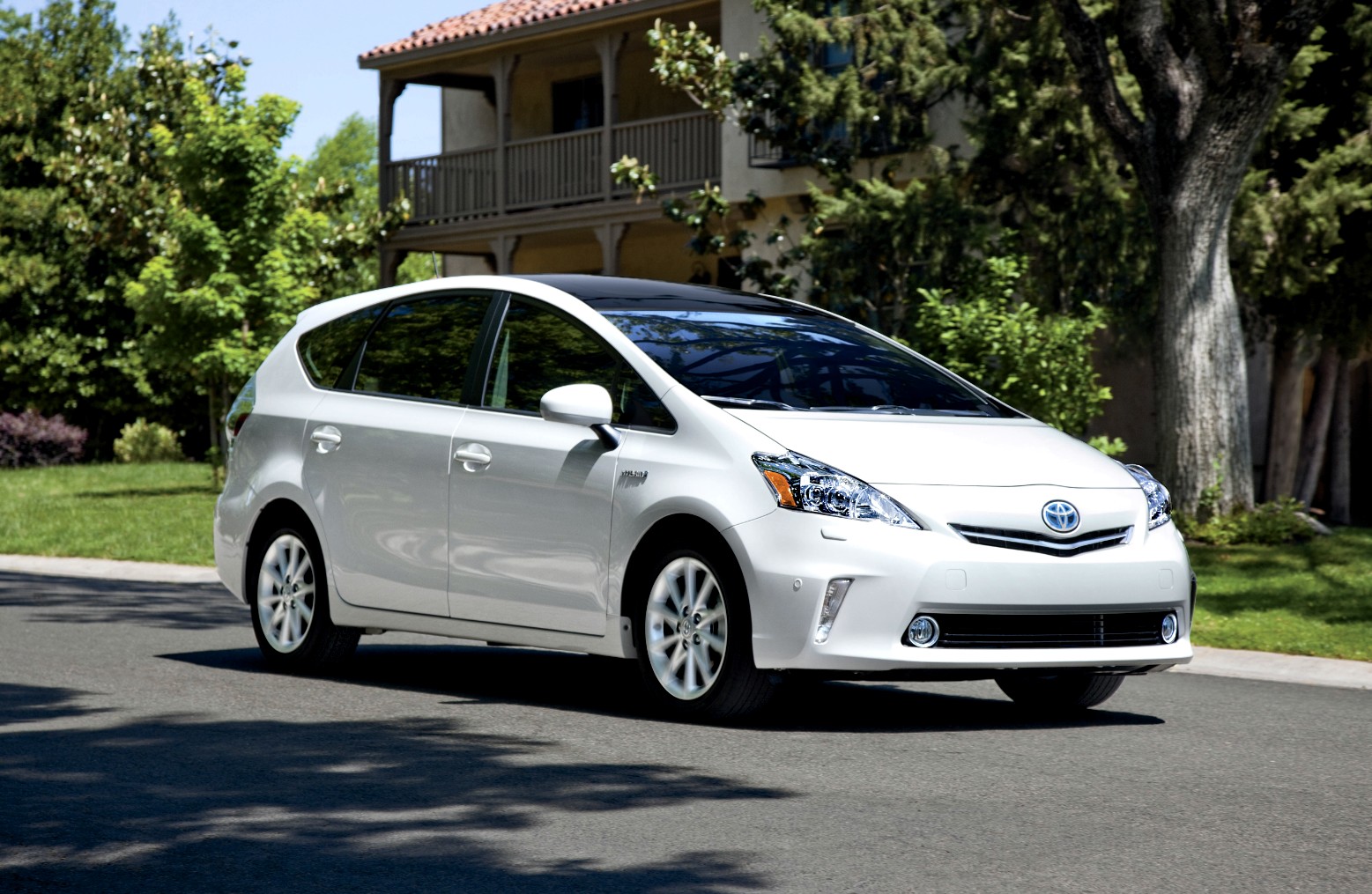 Toyota Prius Alpha 2015