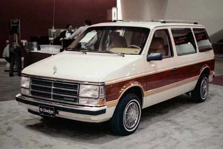 Самым первым серийно выпускавшимся минивэном считается Dodge Caravan,  впервые появившейся на свет в 1984 году. Для того времени этот  семиместный минивэн 