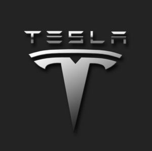 Владелец Tesla Model 3 запер угонщика в своем автомобиле