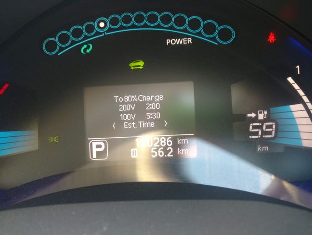 приборная панель Nissan Leaf Сколько времени займет зарядка. Английская прошивка.