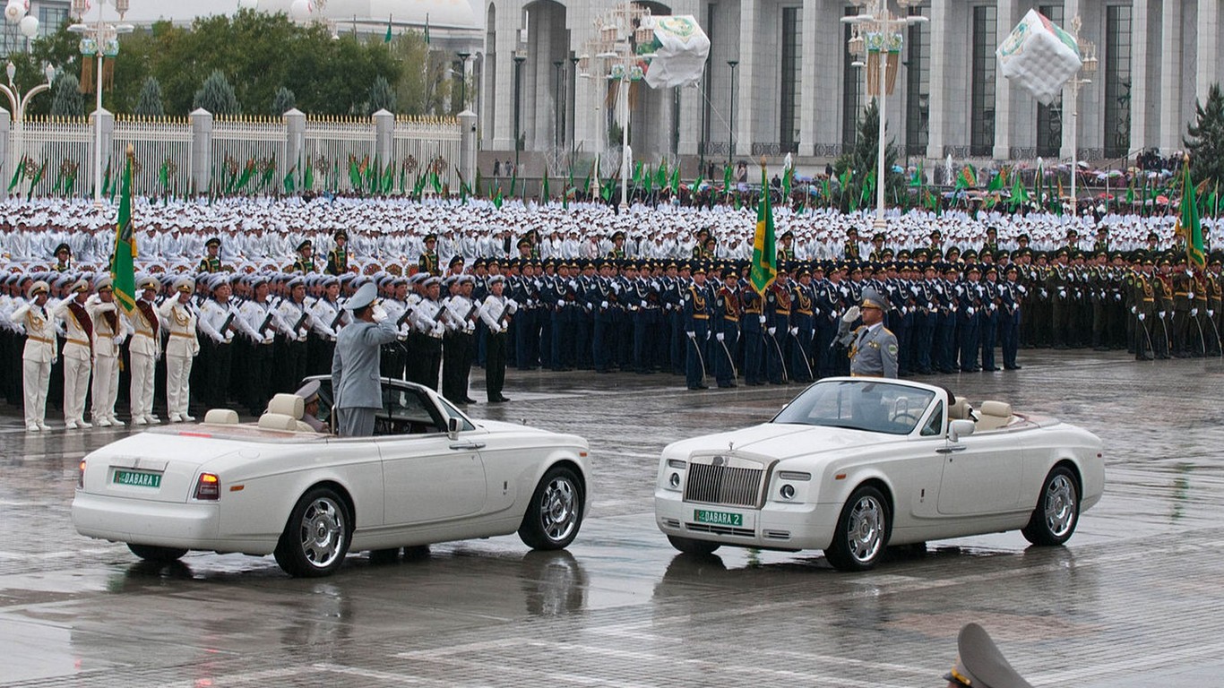 Машины в Туркменистане только белые