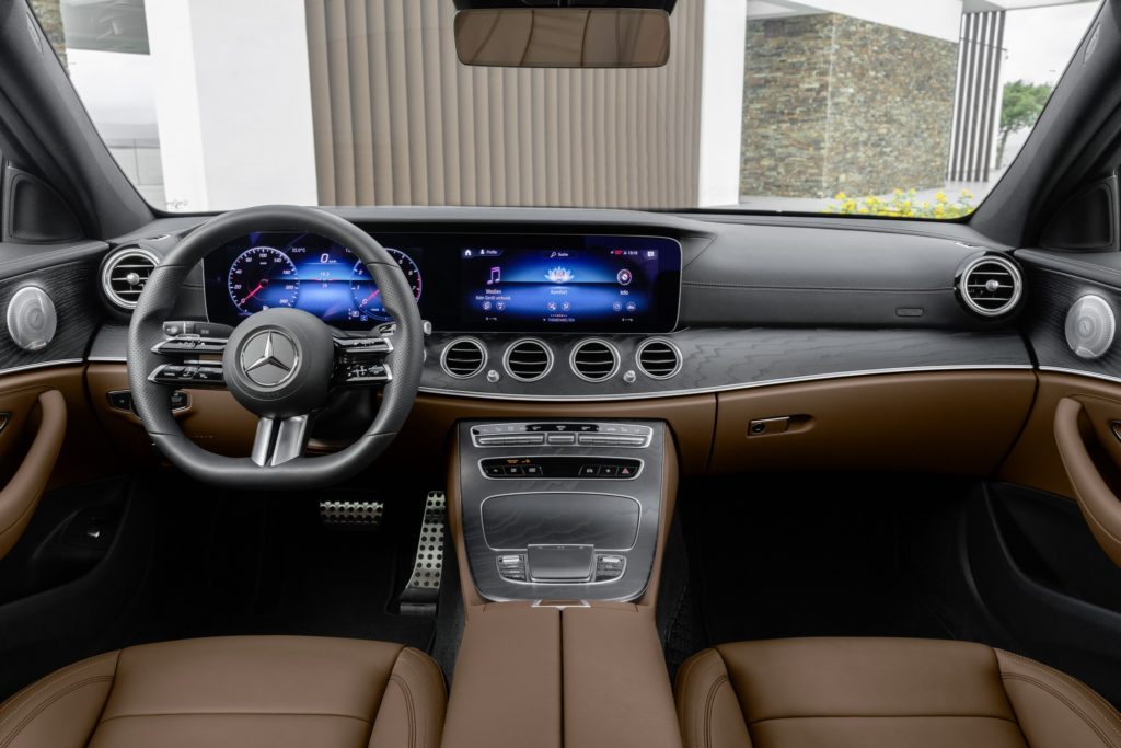 Mercedes-Benz E450 2021 салон