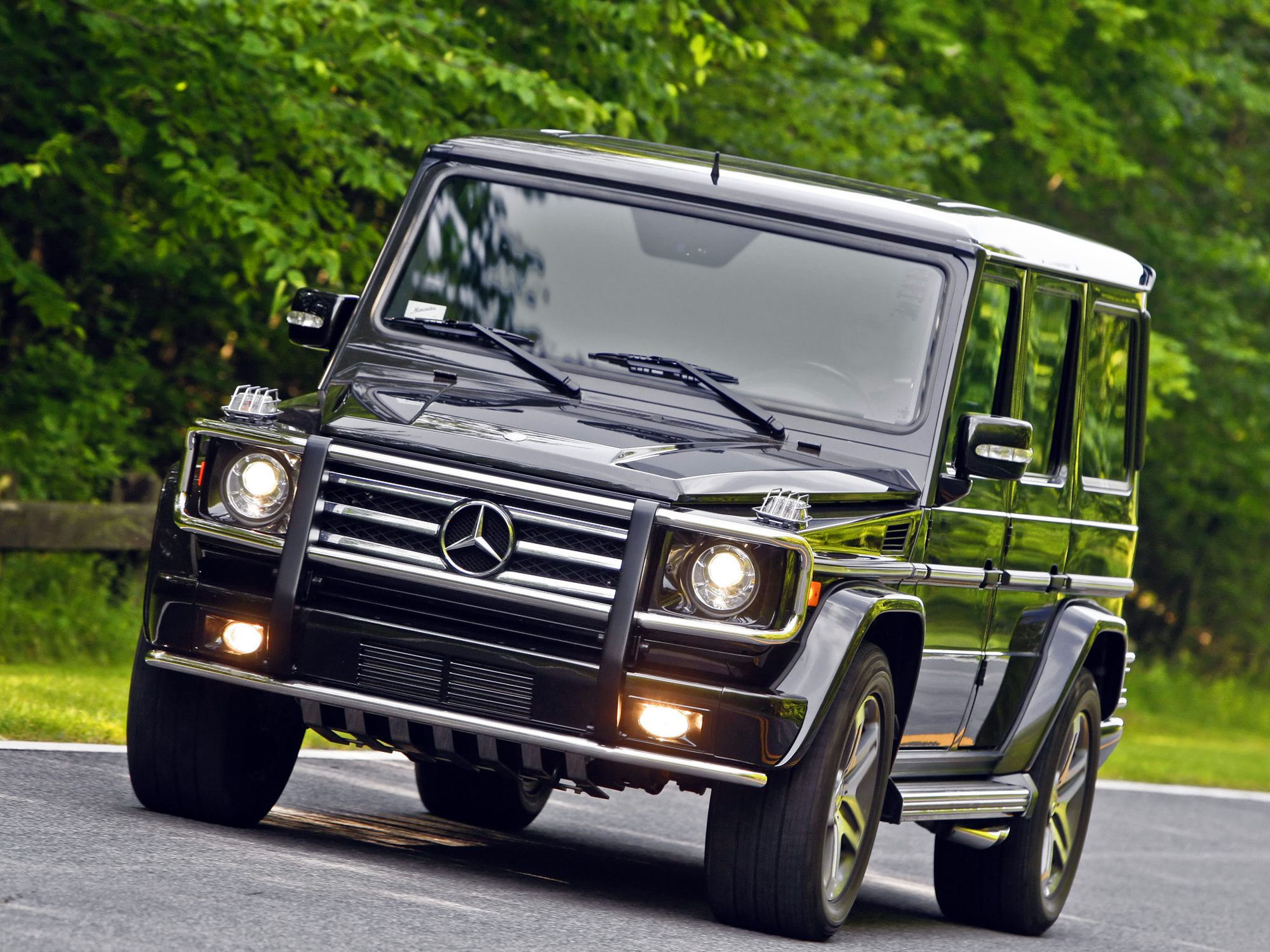 Mercedes Benz Gelandewagen and girls